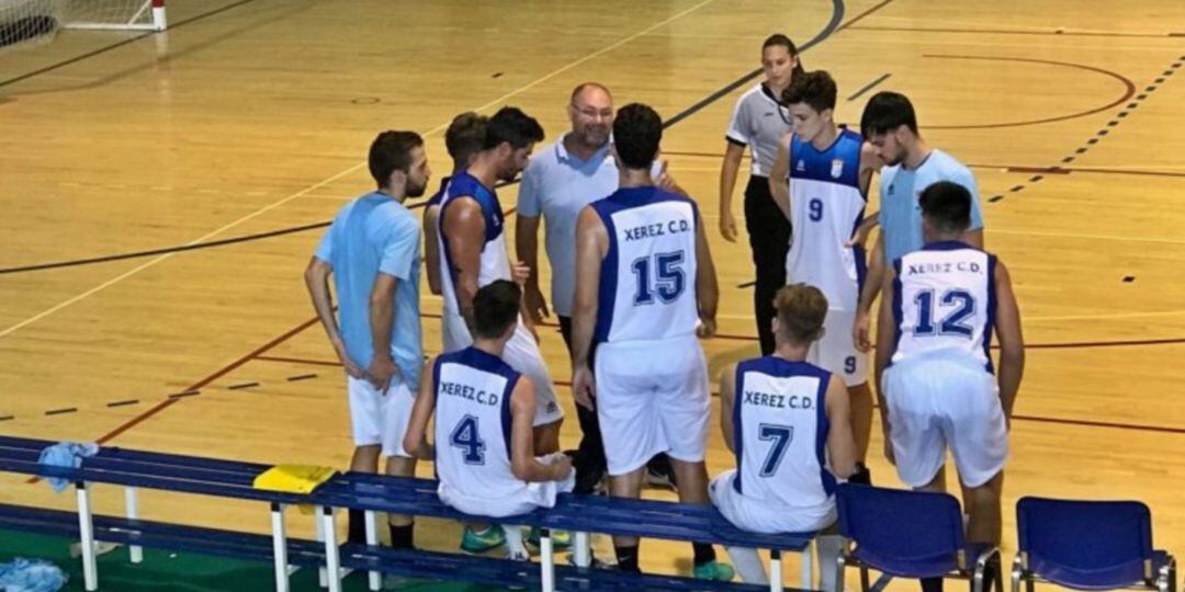 Julián Martínez dando instrucciones a sus jugadores durante un tiempo muerto en Dos Hermanas