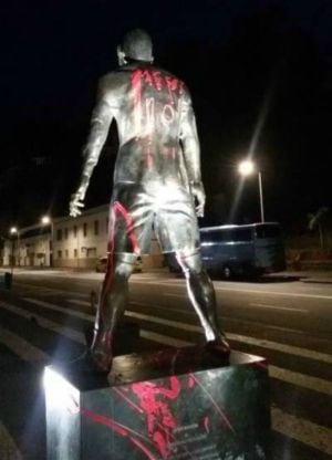 La estatua dañada de Cristiano Ronaldo