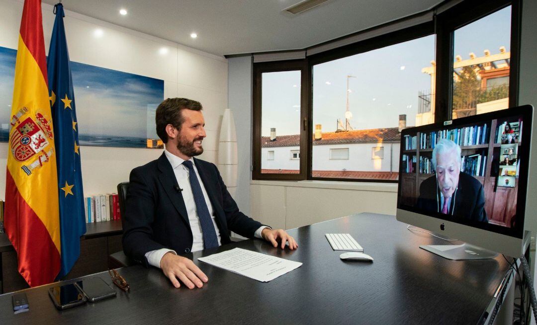 El presidente del PP, Pablo Casado, conversa con  el Premio Nobel Mario Vargas Llosa.