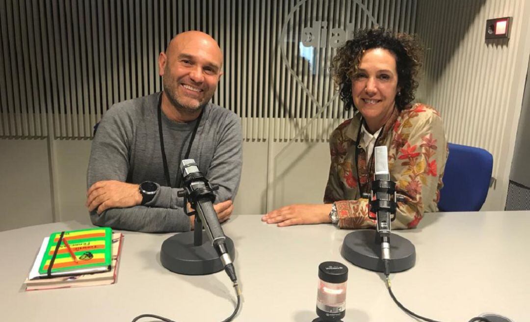 Tommie Ferreras y Teresa Medina, en lo estudios de Prisa Radio en Madrid 
 