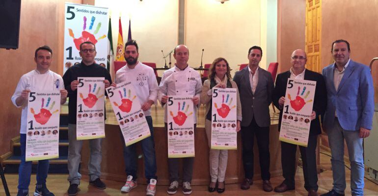 Los promotores y cocineros de la cena solidaria &#039;1 ilusión por compartir&#039;.