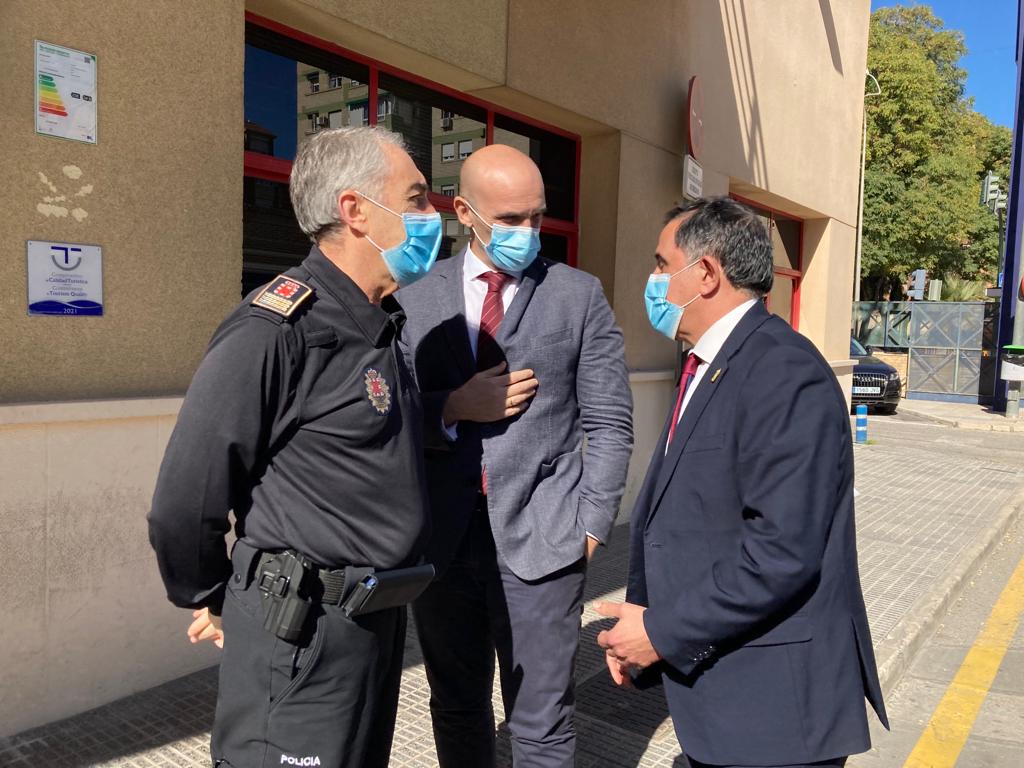 El comisario jefe de Murcia, José María Mainar; el concejal de Seguridad, Enrique Lorca; y el alcalde de Murcia, José Antonio Serrano, conversan en el patio de la Comisaría de Policía Local del barrio del Infante