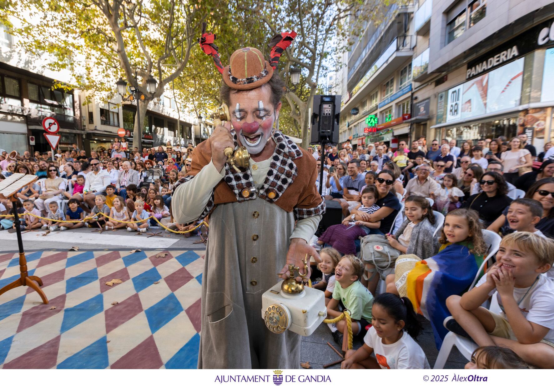 Una de las actuaciones de teatro de calle en el paseo de las Germarnías.