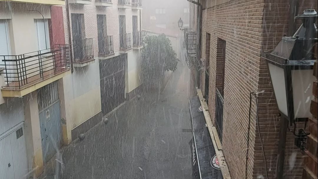 Algunas calles del municipio se vieron anegadas por la intensa lluvia y granizo