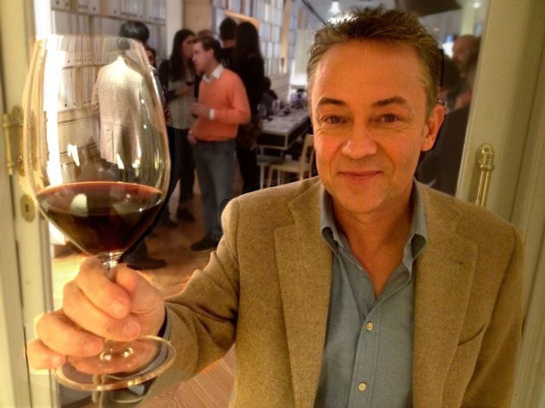 Sergio Sauca brinda con vino