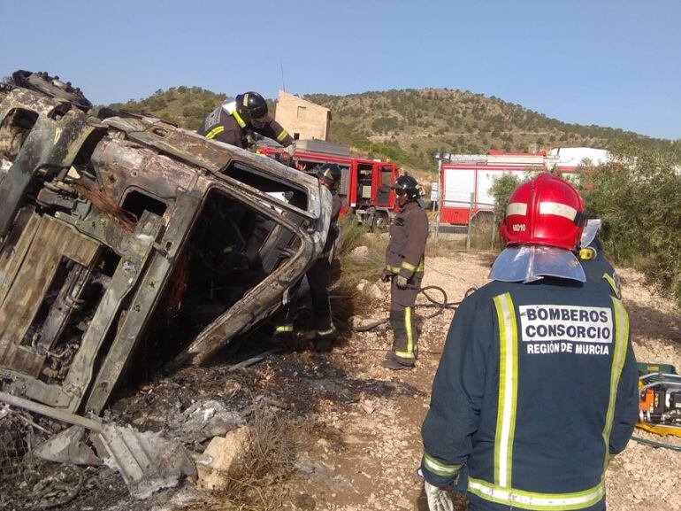 Fallece un hombre al volcar el camión que conducía y quedar atrapado en su interior mientras ardía en Abanilla