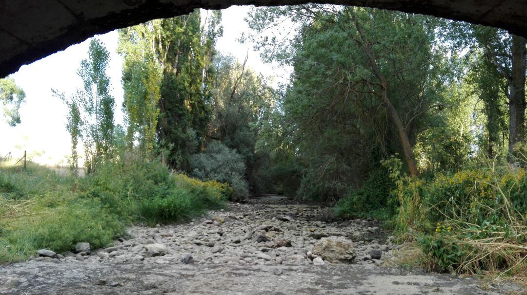 Río Moros seco a la altura del puente en Valdeprados 