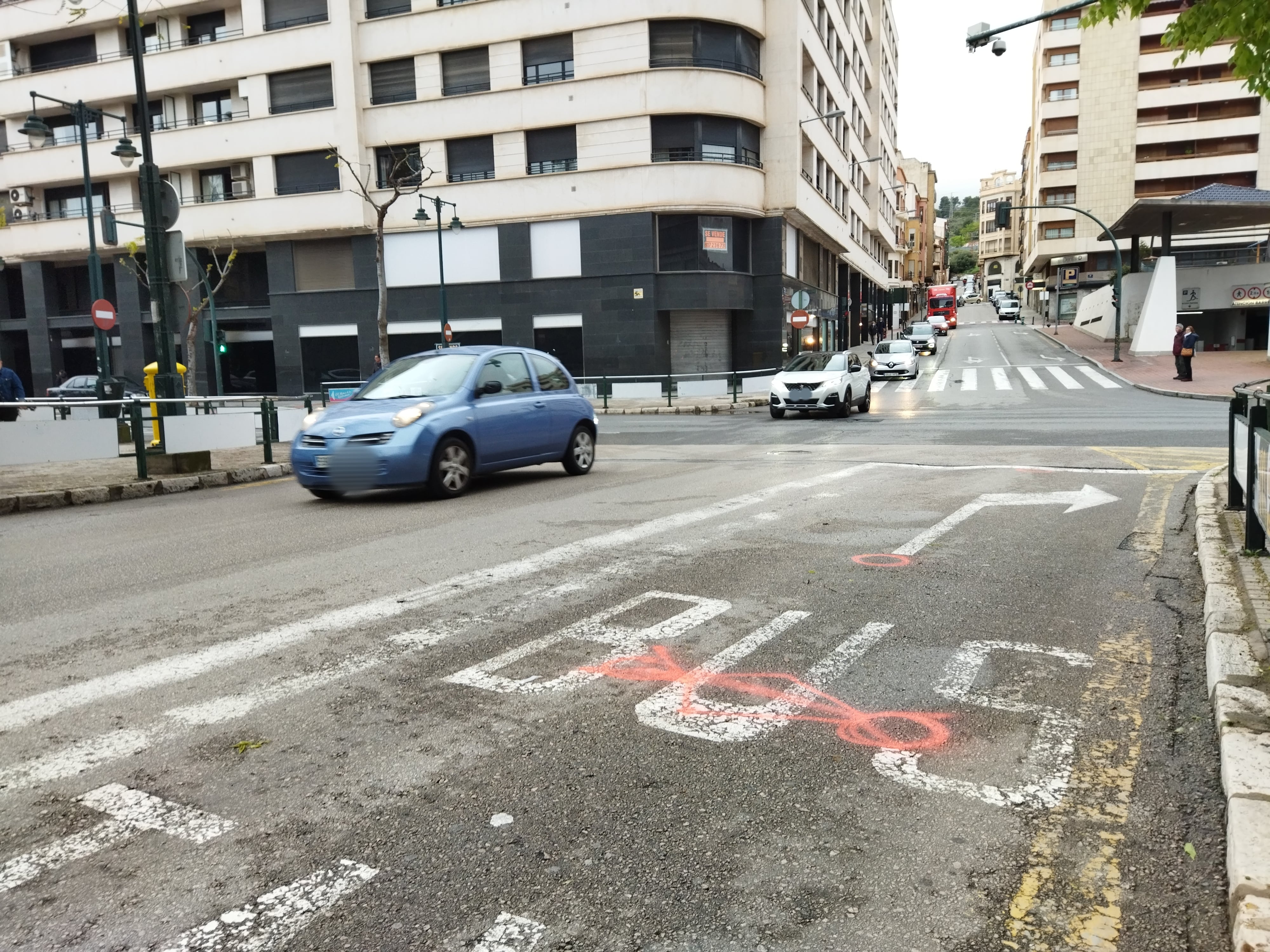 El atropello a la joven se ha producido este martes en la avenida del Pont de Sant Jordi, en Alcoy.