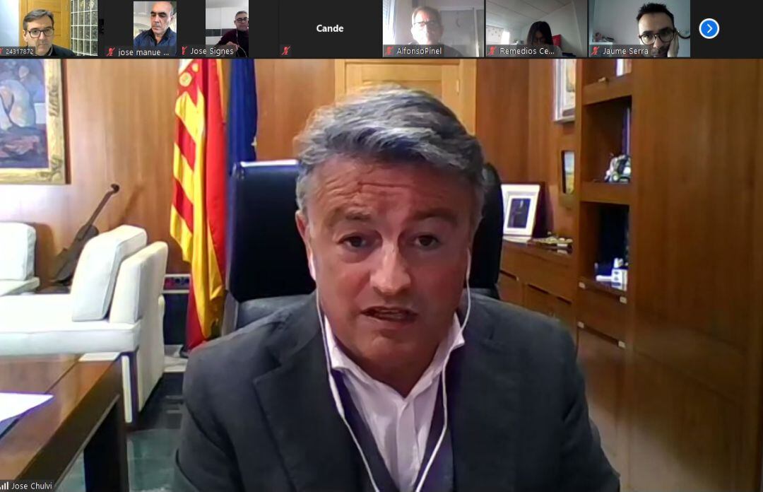 Reunión entre el alcalde José Chulvi y representantes empresariales.