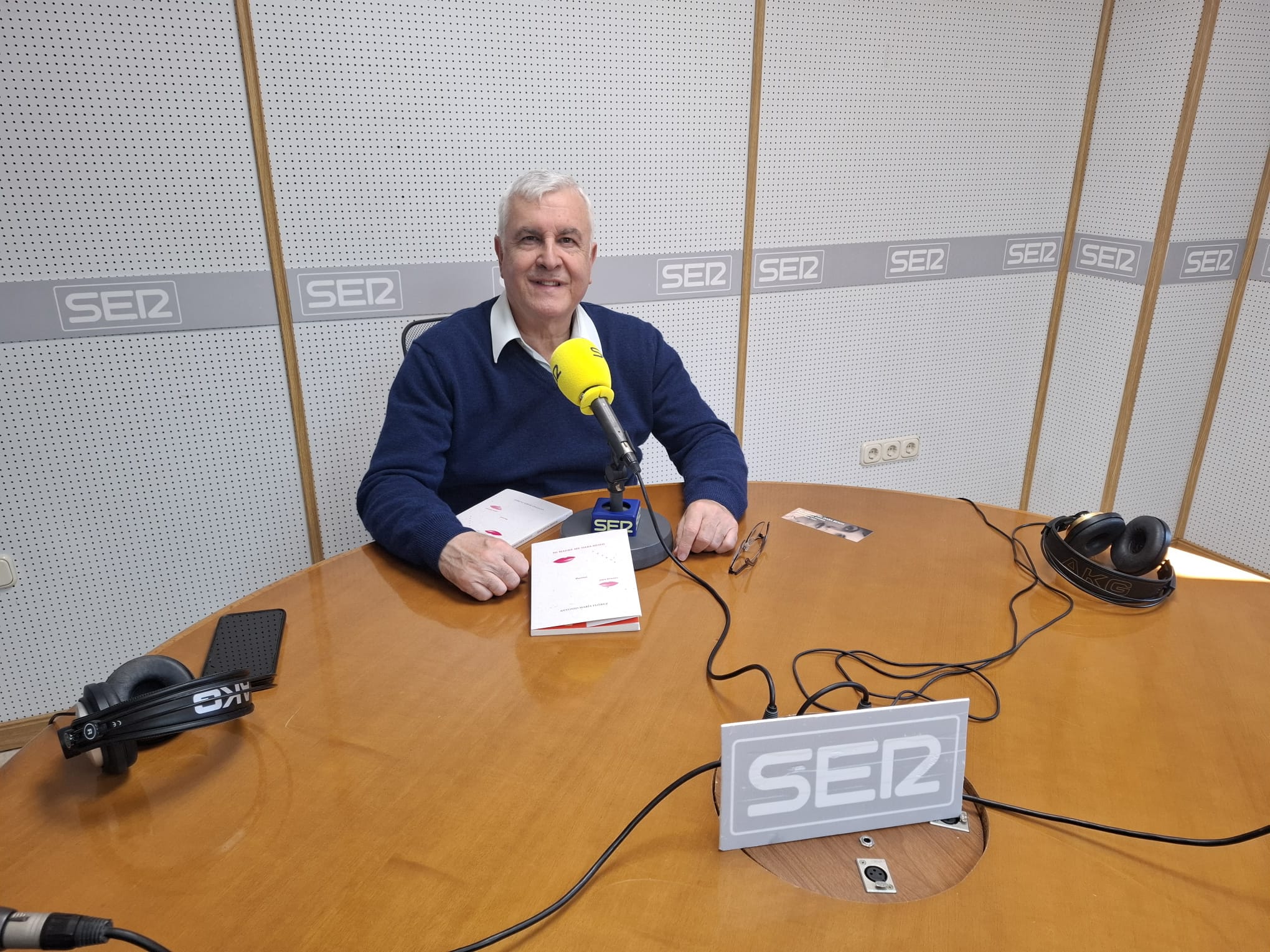 Antonio María Flórez acerca la poesía a los jóvenes con su nuevo libro 'Mi madre me daba besos'