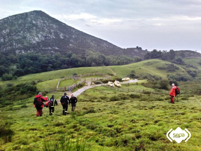 Imagen de archivo de los efectivos del SEPA tras un rescate de montaña el pasado mes de enero en Asturias.