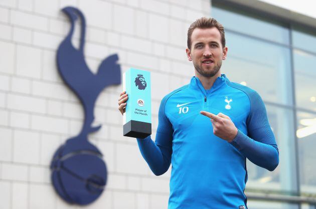 Kane posa con el premio al mejor de diciembre