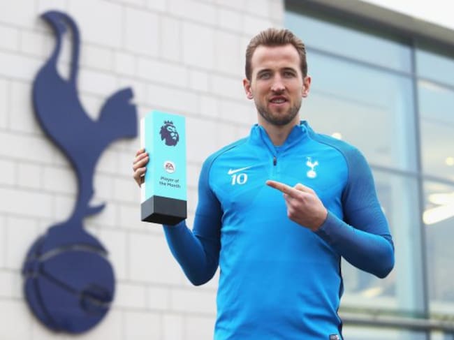 Kane posa con el premio al mejor de diciembre