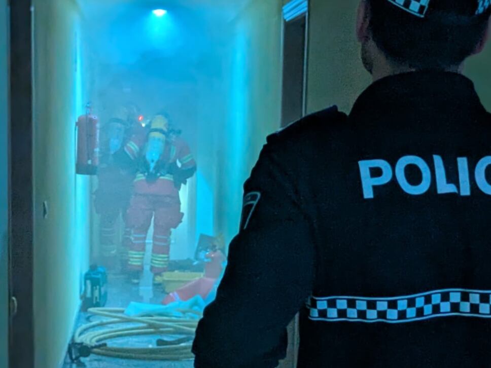 La Policía Local colabora en la extinción de un incendio en una vivienda