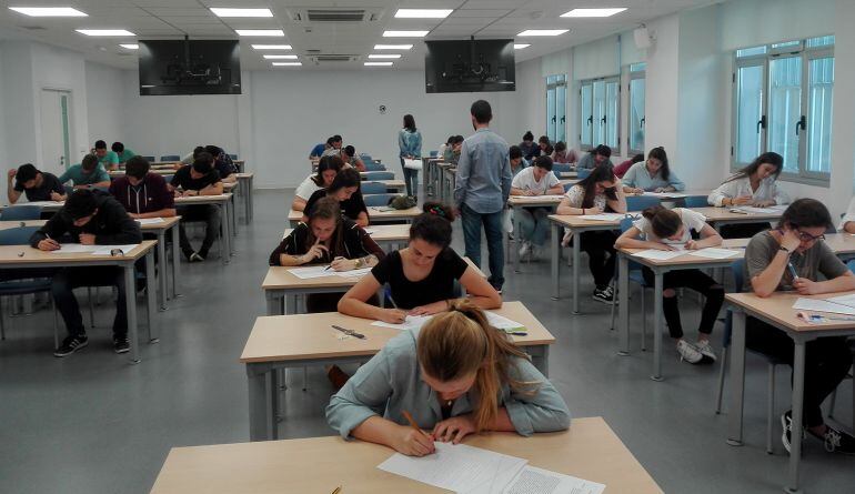 Un aula en la que se desarrolla uno de los exámenes de selectividad.