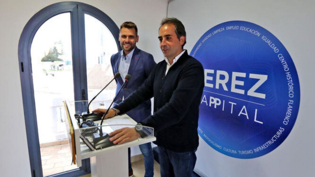Rafael Mateos junto a Antonio Saldaña en una rueda de prensa 