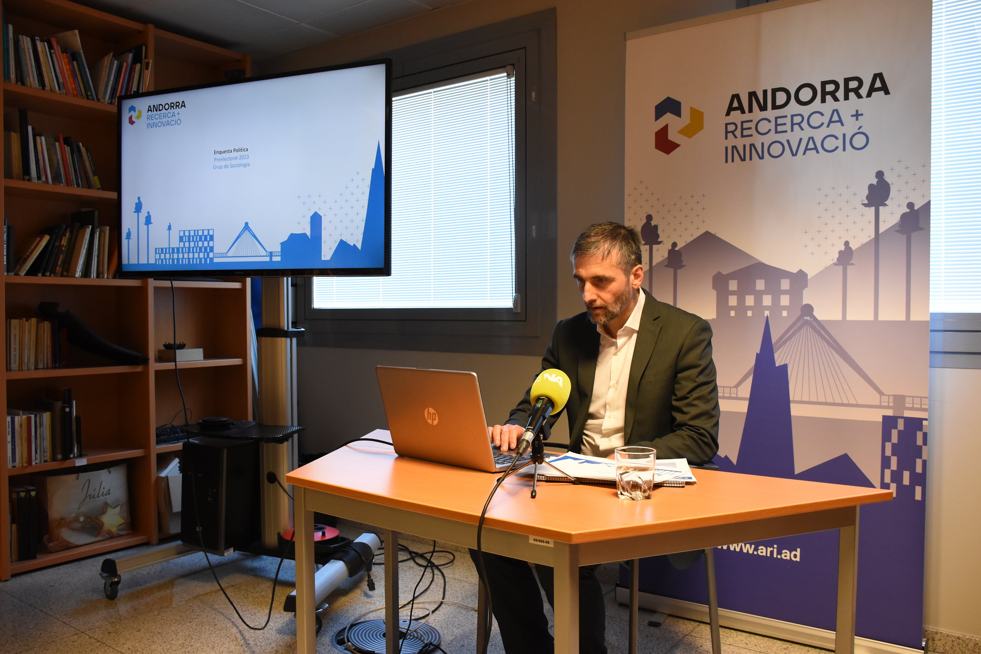 El coordinador de l&#039;àrea de Sociologia de l&#039;ARI, Joan Micó, durant la presentació de l&#039;enquesta política d&#039;aquest dijous.