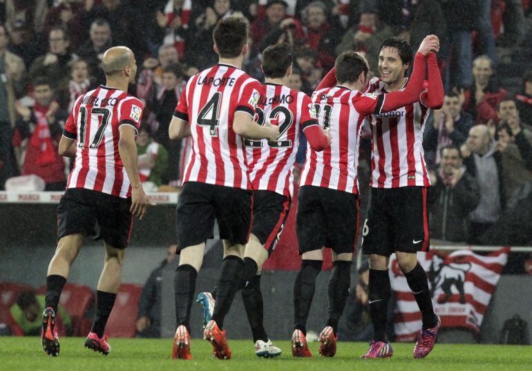 GRA401. Bilbao, 21/03/2015.- Los jugadores del Athletic de Bilbao celebran el segundo gol del equipo vasco, durante el encuentro correspondiente a la vigésimo octava jornada de primera división, que disputan esta noche frente al Almeria en el estadio de S