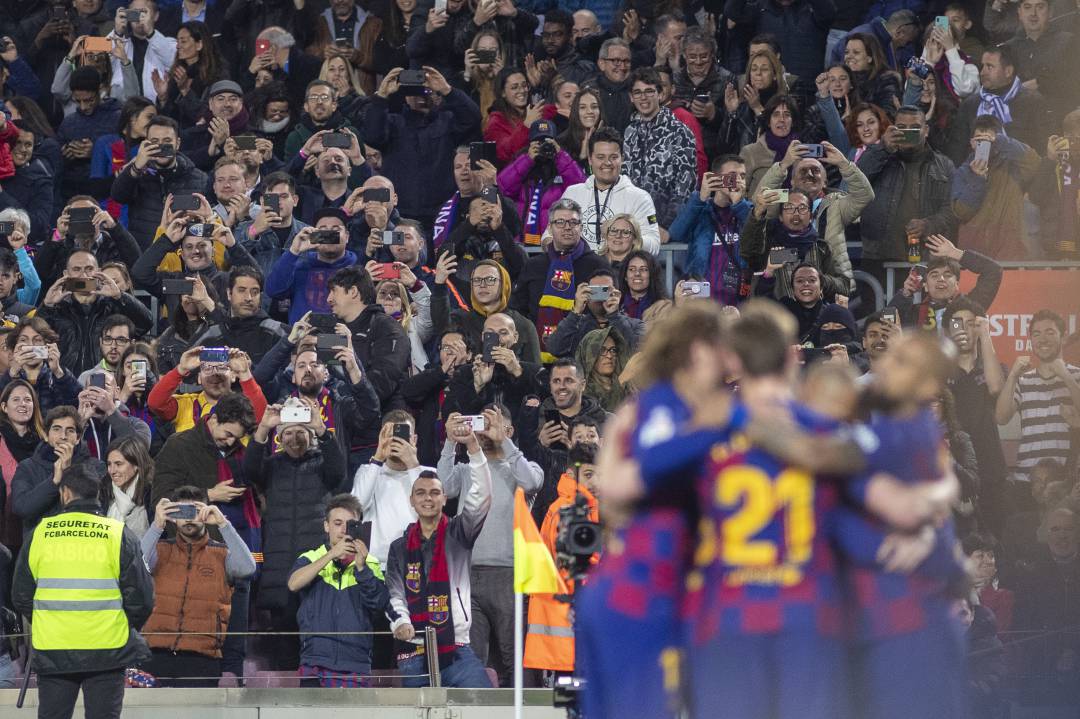 Los jugadores del Barcelona celebran un gol a la Real Sociedad en la Liga Santander.