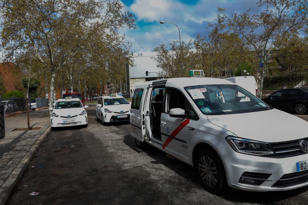 Varios taxis en una parada de Madrid capital.