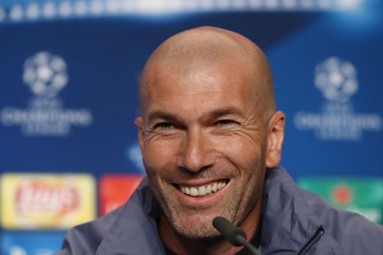 Zidane sonríe en la sala de prensa