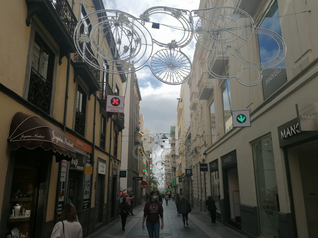 Las nuevas señales para peatones han sido instaladas en la Calle Castillo de Santa Cruz de Tenerife, una de las calles comerciales más concurridas durante las fechas navideñas