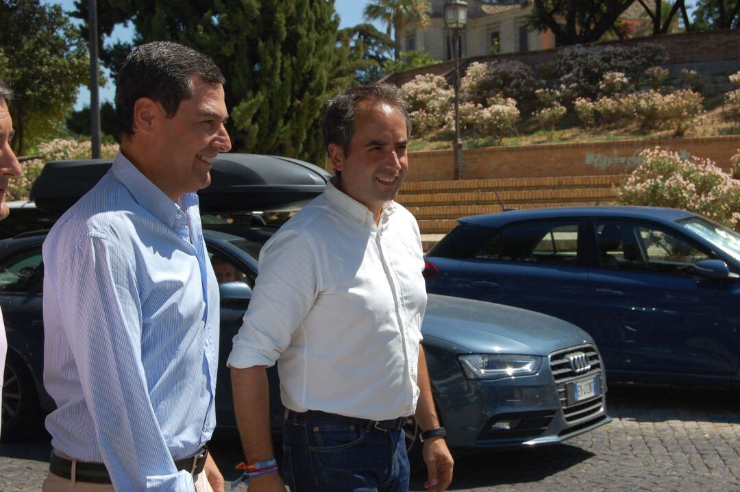 Juan Manuel Moreno Bonilla, presidente de la Junta de Andalucía, junto a Antonio Saldaña, portavoz del PP de Jerez