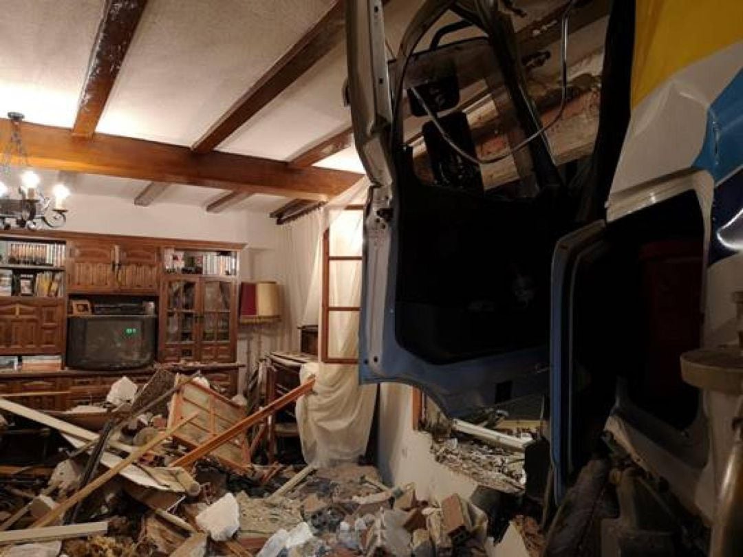 La cabina del camión entró de lleno en el salón de la vivienda