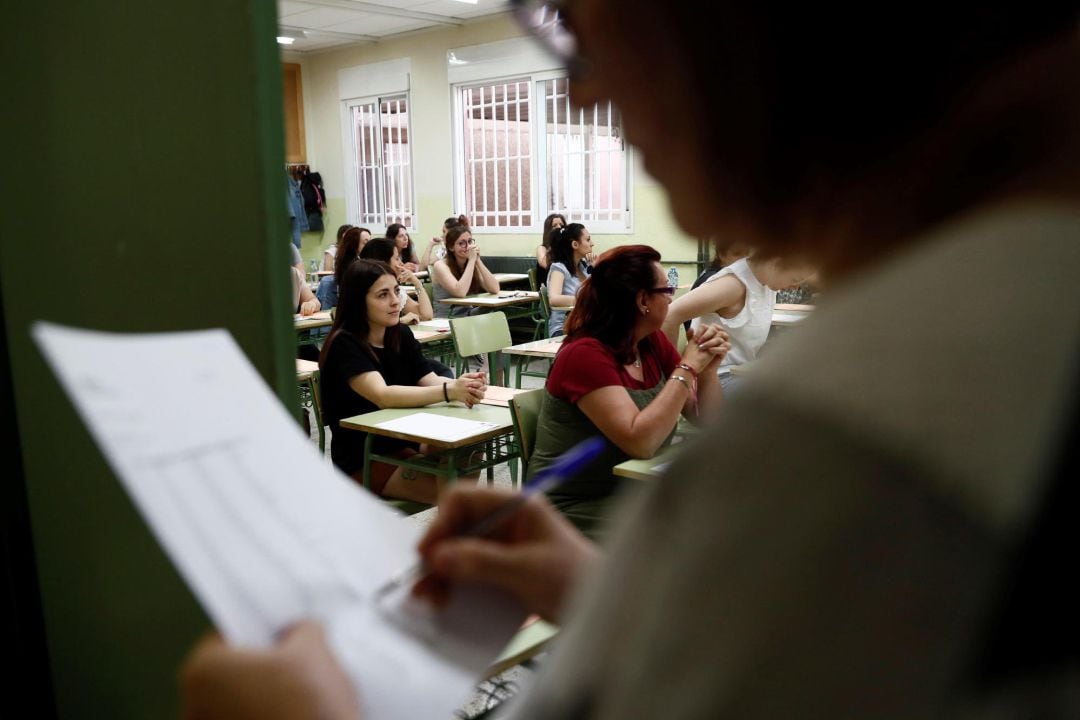 Varias profesoras momentos antes de examinarse para optar a una de las 30.562 plazas de funcionarios docentes que se han ofertado en toda España