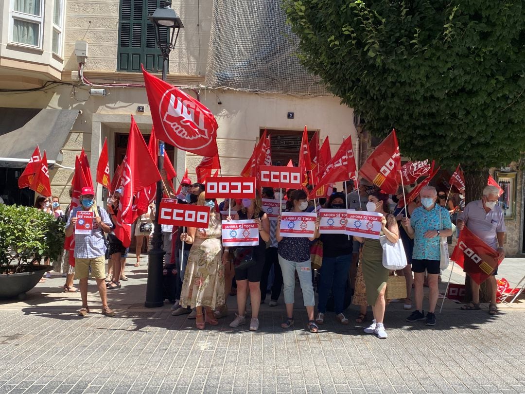 CCOO y UGT este mediodía en la jornada de protestas en Palma ante la Delegación del Gobierno