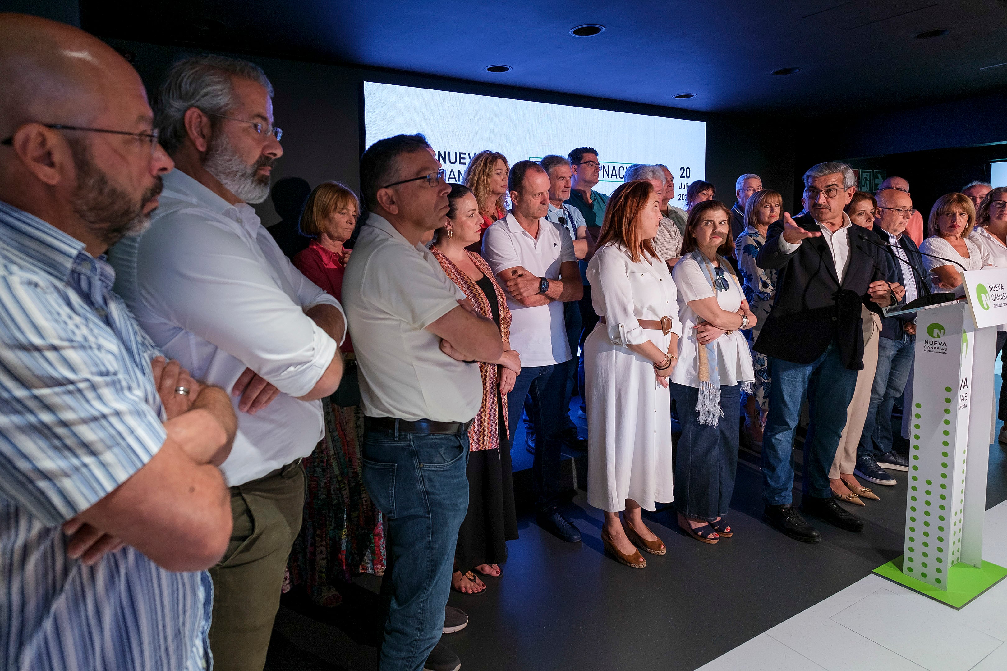 LAS PALMAS DE GRAN CANARIA, 20/07/2024.- El presidente de Nueva Canarias, Román Rodríguez (d), acompañado por miembros tanto por miembros de la Ejecutiva, incluidos varios del sector que han pedido el adelanto del Congreso, ofrecieron una rueda de prensa posterior a este ejecutiva. EFE/Ángel Medina G.
