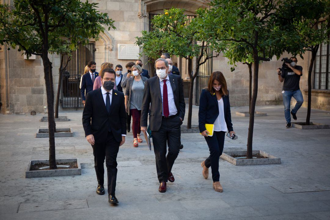 (I-D) El vicepresident de la Generalitat, Pere Aragonès; el president de la Generalitat, Quim Torra; y la consellera de la Presidencia y Portavoz del gobierno regional, Meritxell Budó,