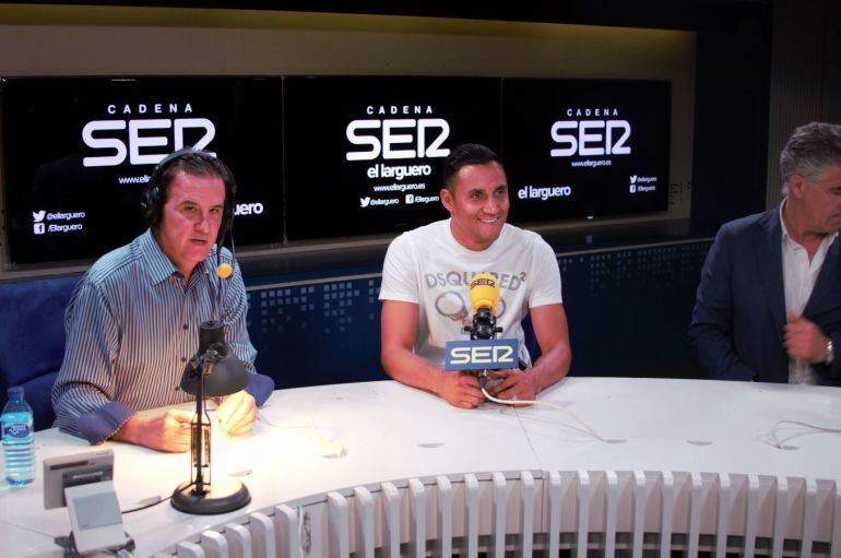 Keylor Navas, junto a José Ramón de la Morena, durante la entrevista en &#039;El Larguero&#039;