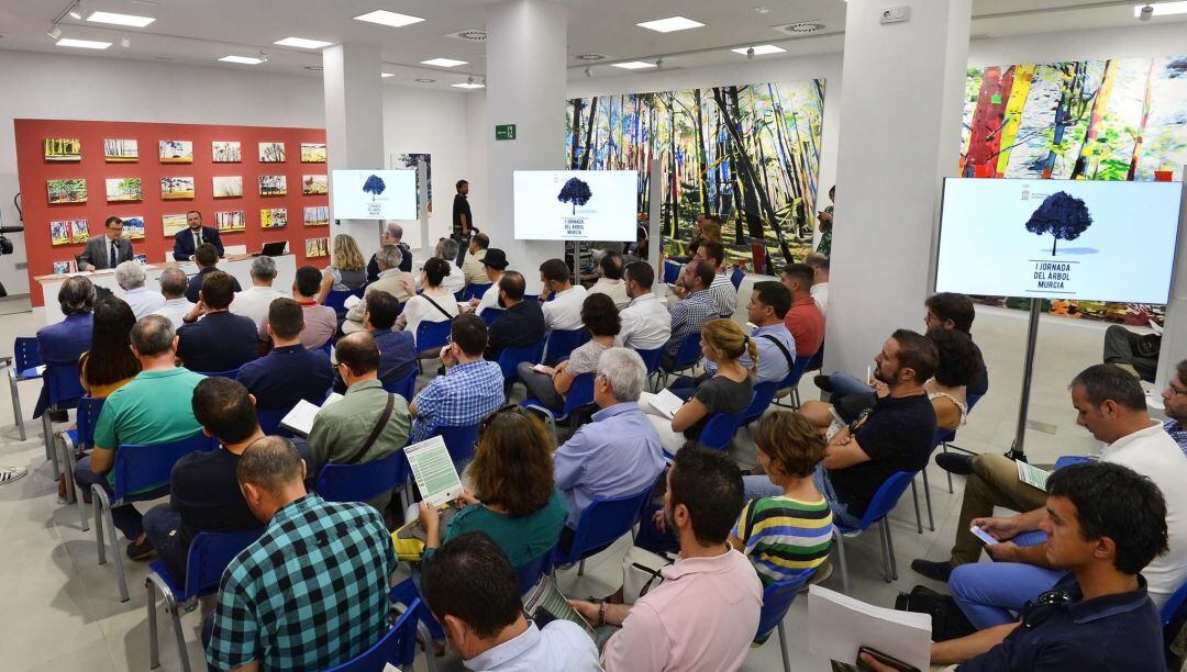 El alcalde de Murcia,  junto al concejal de Desarrollo Urbano y Modernización, José Guillén, durante la presentación de la estrategia