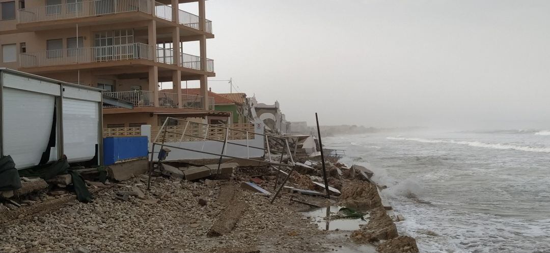 Casas arrasadas por la fuerza del temporal marítimo en Les Deveses.