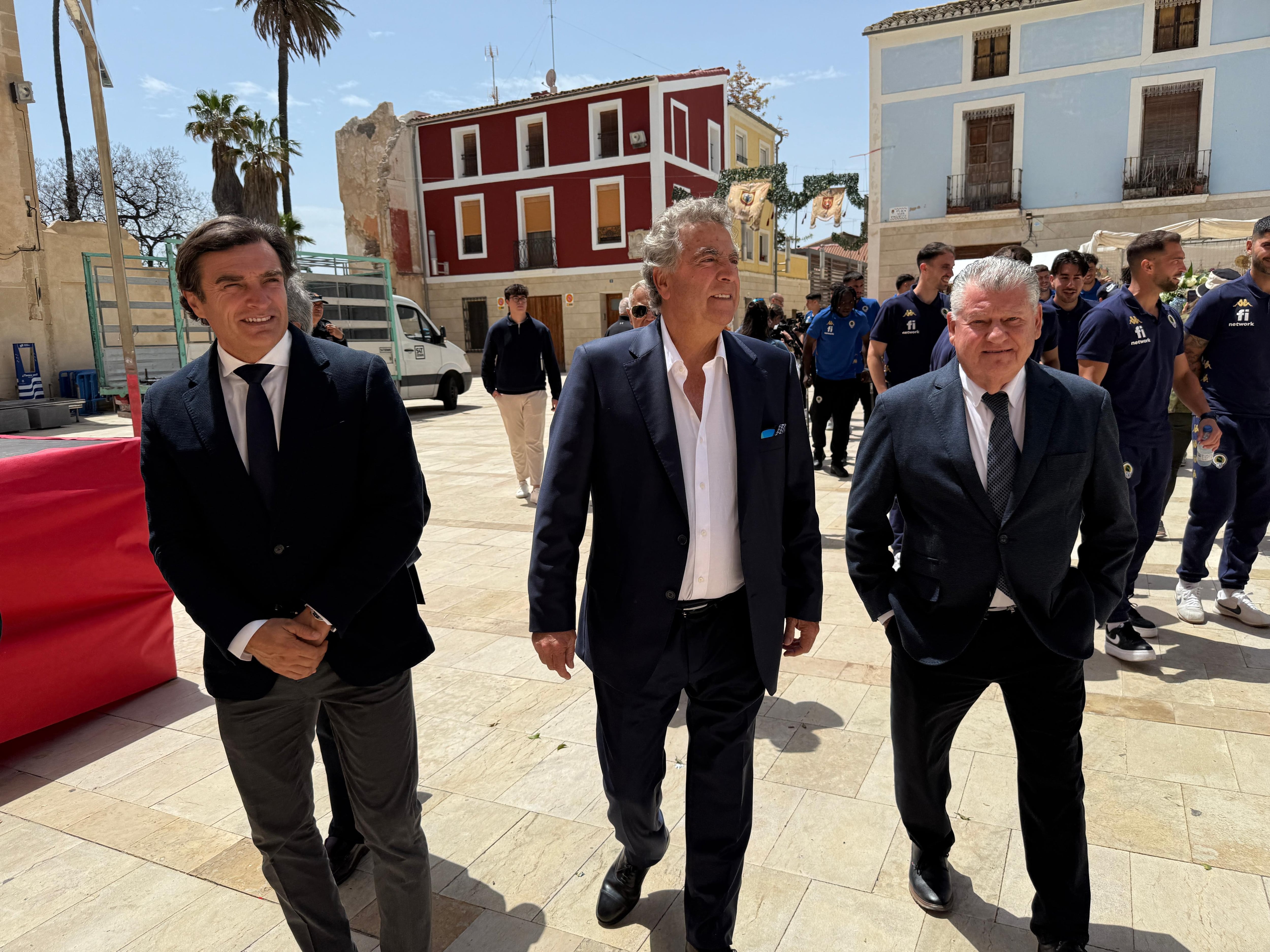 Carlos Parodi, Enrique Ortiz y Valentín Botella, en la ofrenda floral a la Santa Faz