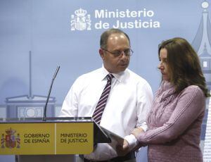 Los padres de Marta del Castillo durante sus declaraciones en la rueda de prensa tras entregar al ministro de Justicia en funciones, Rafael Catalá, 1,3 millones de firmas recogidas en la plataforma Change.org para reabrir el caso del asesinato de su hija.