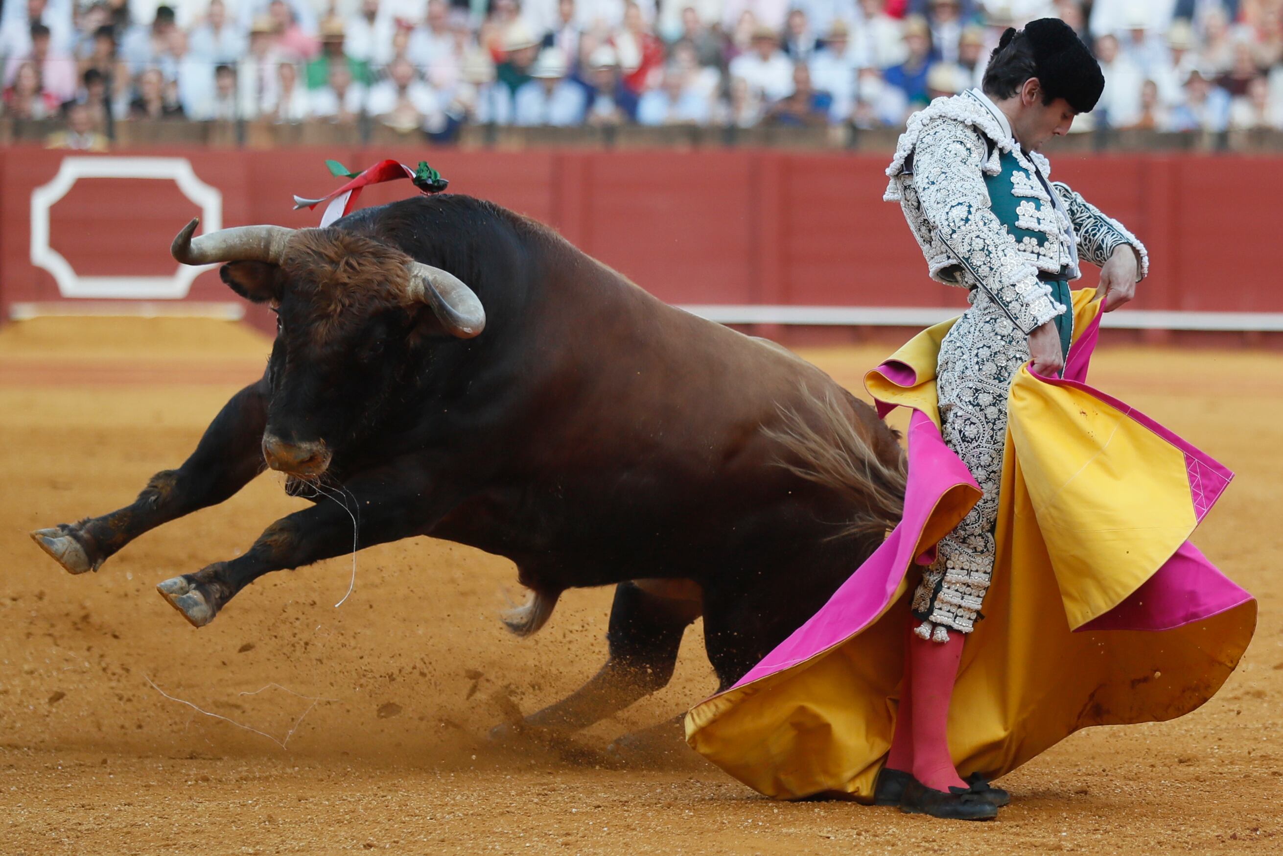 SEVILLA, 06/05/2022.- El diestro Juan Ortega con su segundo durante el duodécimo festejo de abono de la Feria de Abril celebrado hoy viernes en la Real Maestranza de Sevilla. EFE/José Manuel Vidal.
