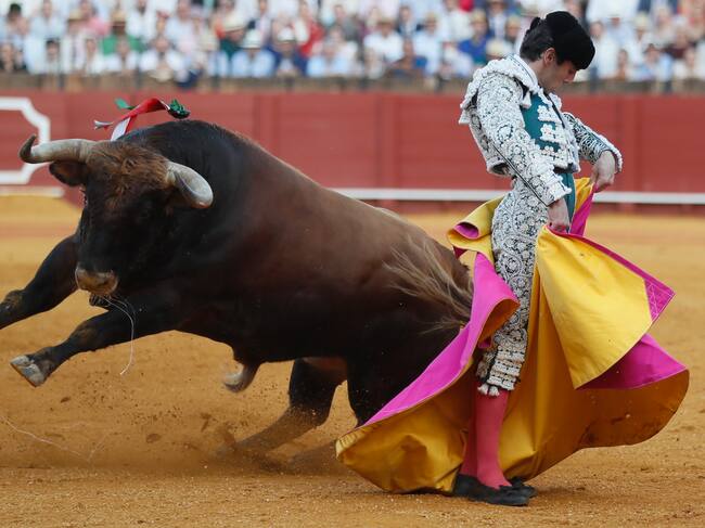 SEVILLA, 06/05/2022.- El diestro Juan Ortega con su segundo durante el duodécimo festejo de abono de la Feria de Abril celebrado hoy viernes en la Real Maestranza de Sevilla. EFE/José Manuel Vidal.