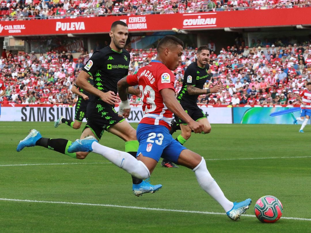 El jugador venezolano del Granada Darwin Machís (d), se dispone a golpear el balón, en el partido ante el Real Betis, correspondiente a la décima jornada de LaLiga Santander disputada en el Estadio Nuevo los Cármenes, en Granada