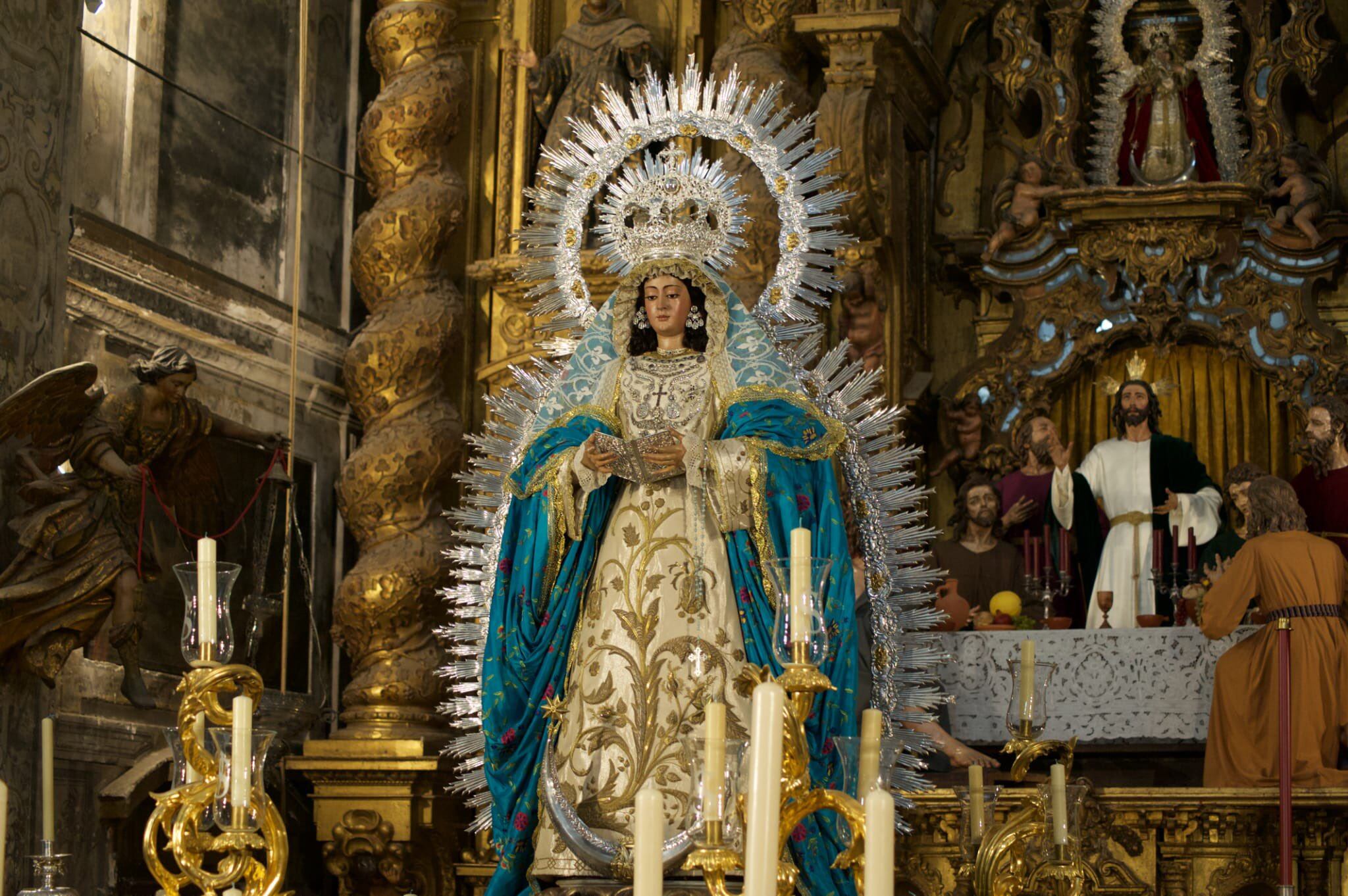 Nuestra Señora de la Encarnación de la Sagrada Cena ya aguarda en su paso a la salida procesional del domingo