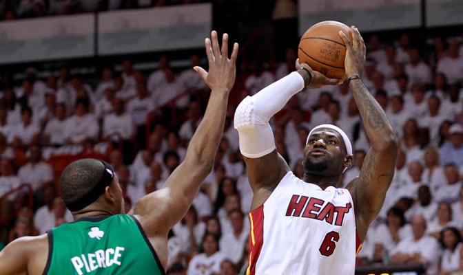 Lebron tira a canasta ante Pierce