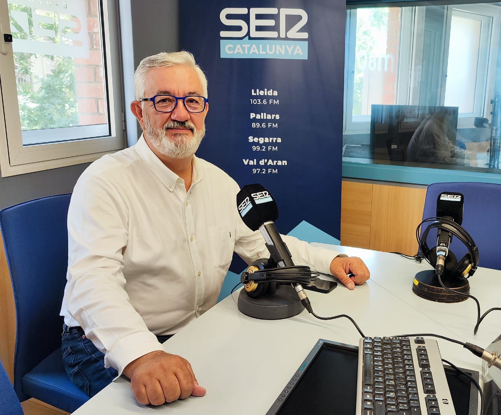 Un moment de l'entrevista a Josep Bellera, comerciant i hostaler i també president dels comerciants de la Zona Alta.