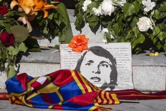 Un detalle de los muchos recuerdos que los aficionados del FC Barcelona han dejado en el memorial de Johan Cruyff.