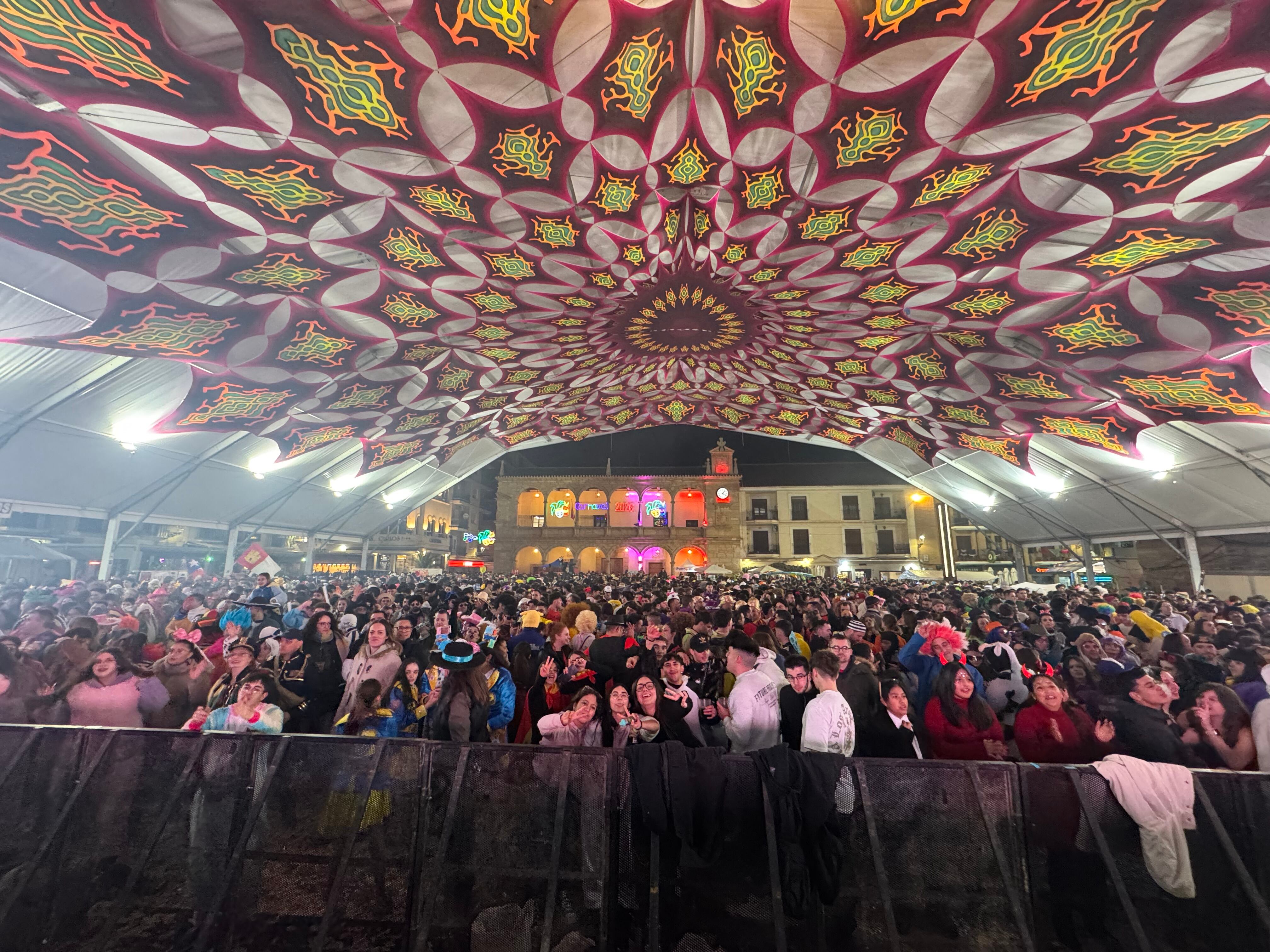 La carpa municipal repleta de gente disfrutando de LOS40 Sessions Villarrobledo - Carnaval 2026
