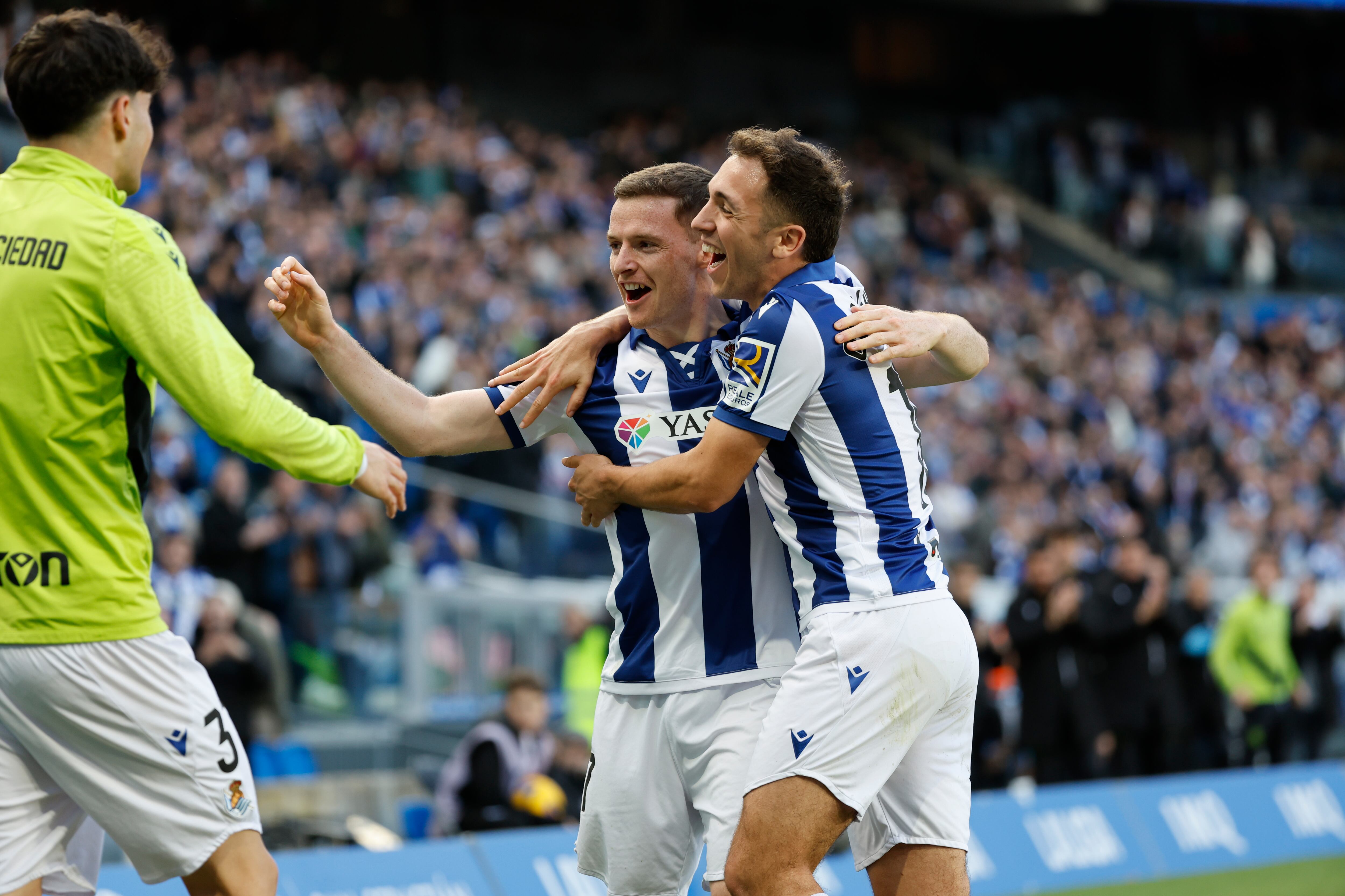SAN SEBASTIÁN, 29/03/2025.- El centrocampista de la Real Sociedad Sergio Gómez (c) celebra tras marcar un gol durante el partido de LaLiga entre la Real Sociedad y el Real Valladolid, este sábado, en el estadio Anoeta en San Sebastián. EFE/ Juan Herrero