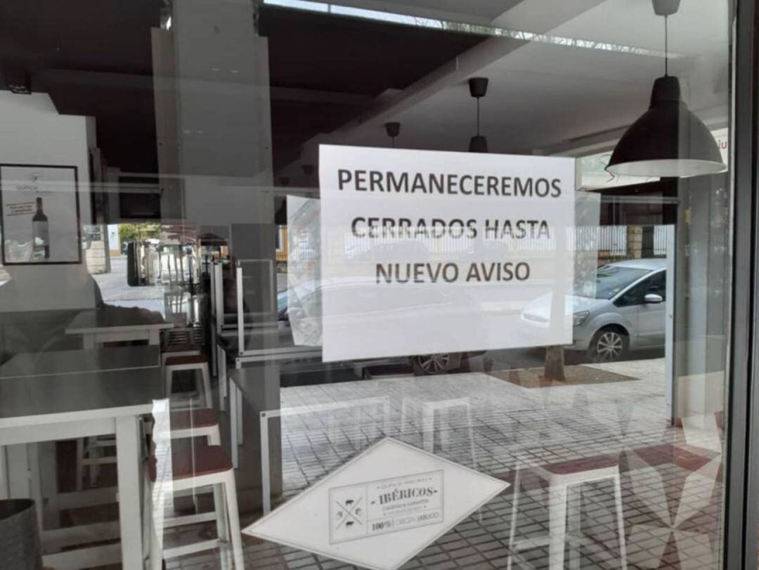 Cartel a la entrada de un restaurante cerrado por la crisis del Coronavirus