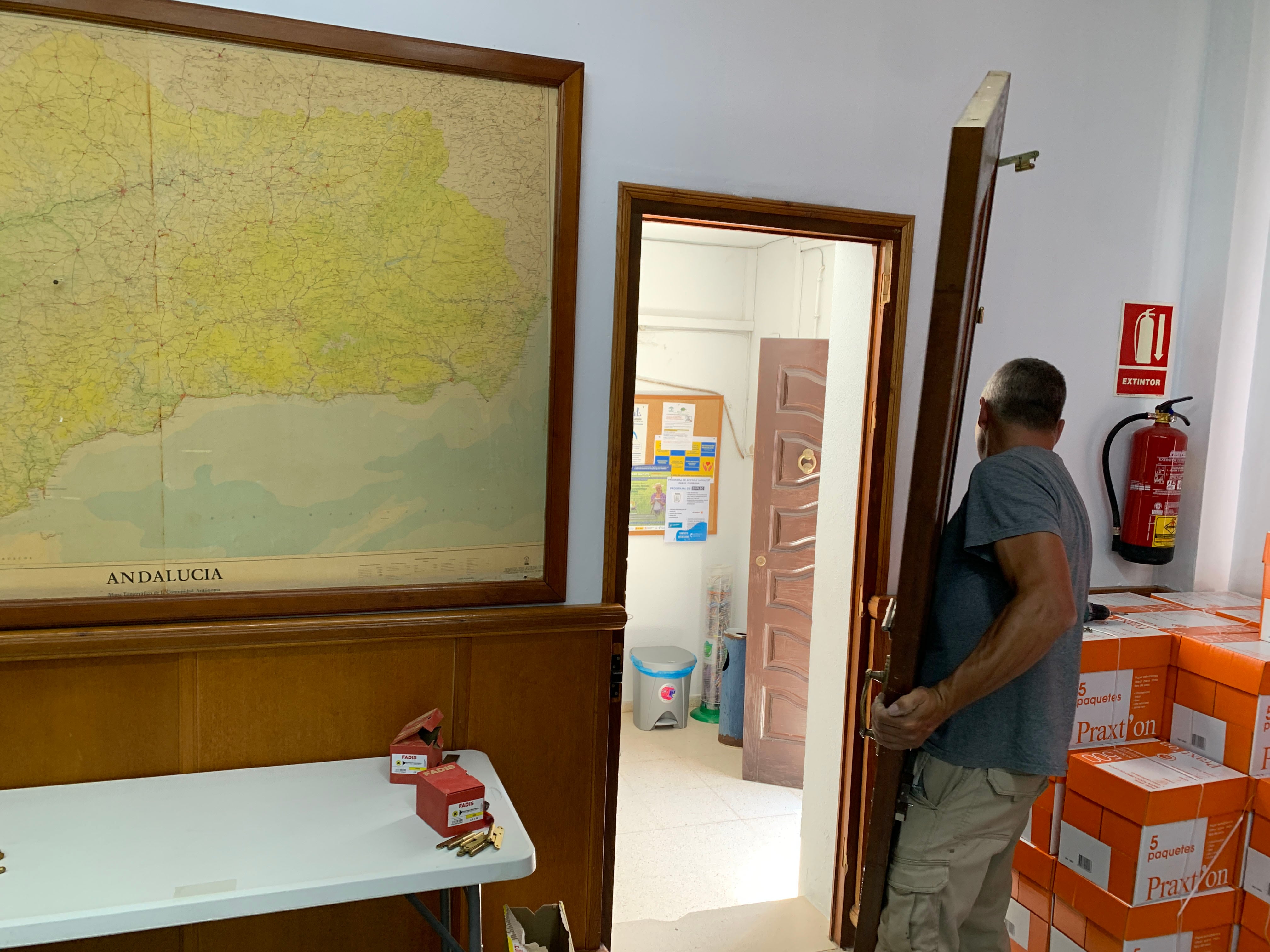 Un operario repara la puerta tras entrar unos ladrones al Ayuntamiento de Lantejuela (Sevilla) y robar todas las pistolas de la Policía Local. Los ladrones accedieron al armero para sustraer todas las armas y munición que encontraron, dos pistolas Walther P99 y tres Ceska, modelo Brno 75, hechos que está investigando la Guardia Civil.