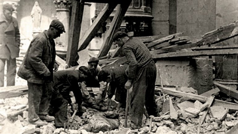 Imagen de varios hombres rescatando un cuerpo de los escombros que dejó el bombardeo en Durango.