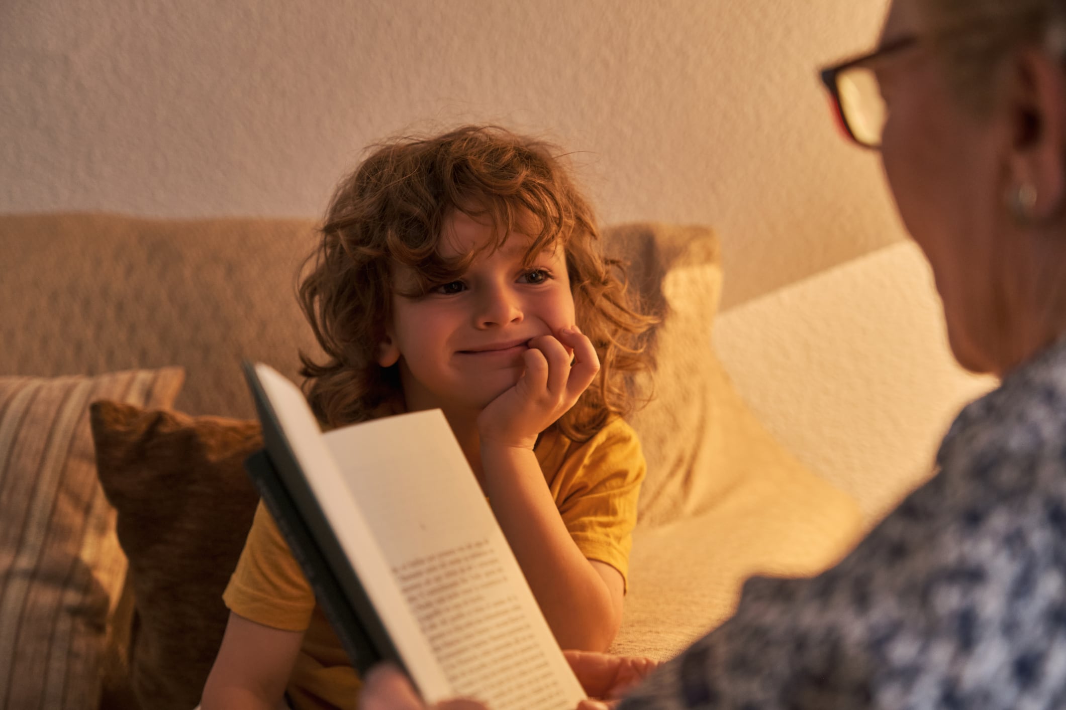 Abuela leyendo un cuento a su nieto